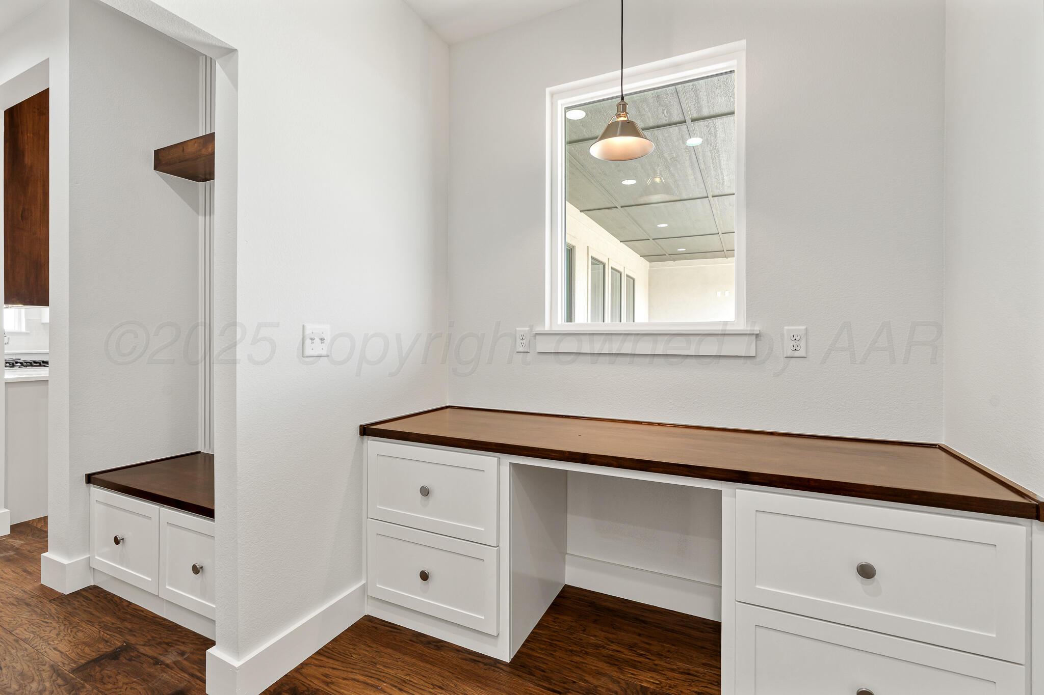 3851 Juniper Springs Road Amarillo, TX 79119 - Photo 20 of 39 Desk Area