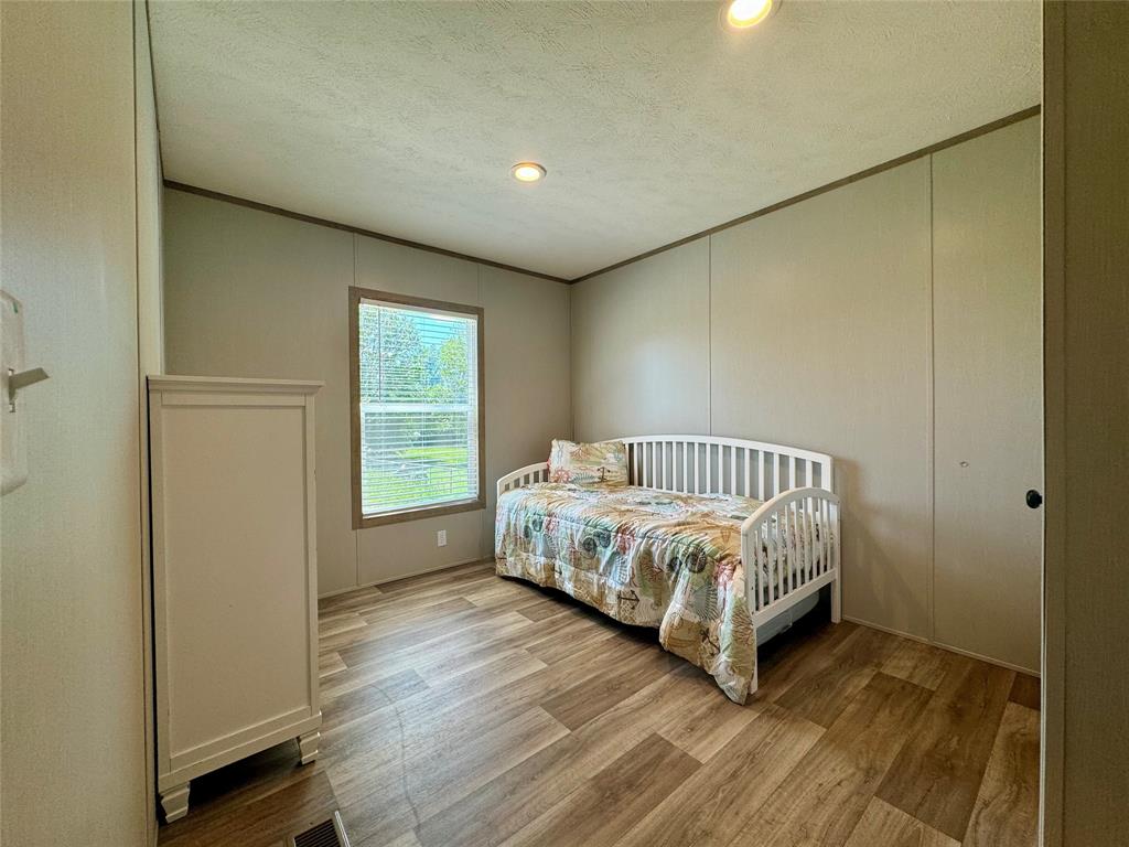 706 Sandpiper Circle Seven Points, TX 75143 - Photo 20 of 22 a room with a bed and a window