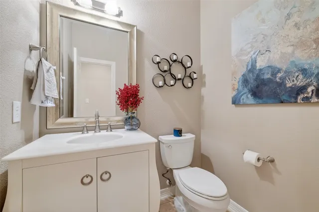 a view of entryway and livingroom with furniture