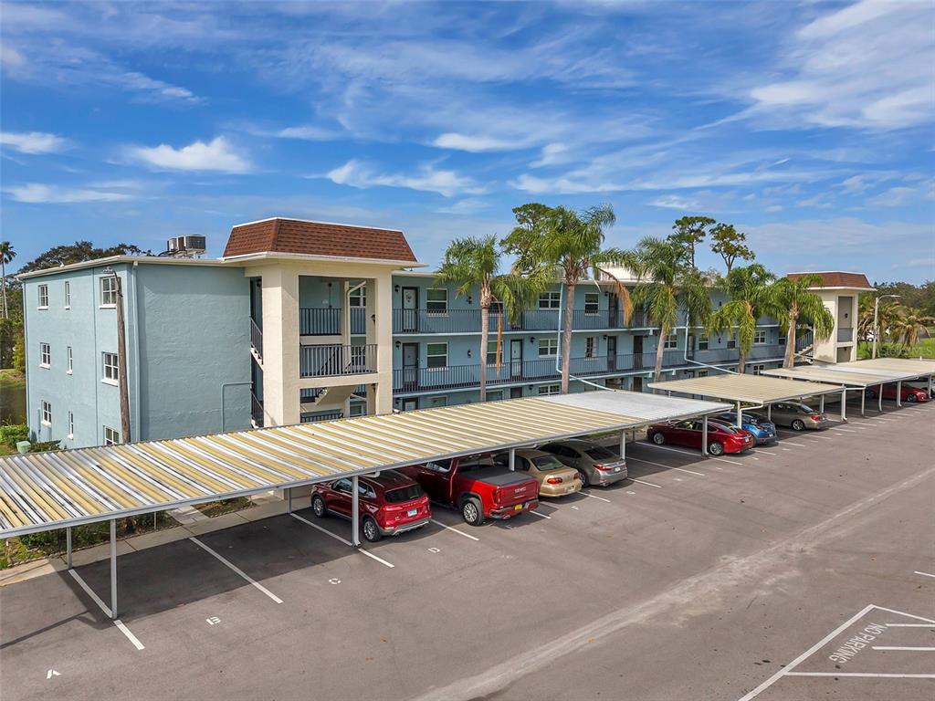 1430 Heather Ridge Boulevard, Unit 304 Dunedin, FL 34698 - Photo 26 of 36 a roof deck with a table and chairs