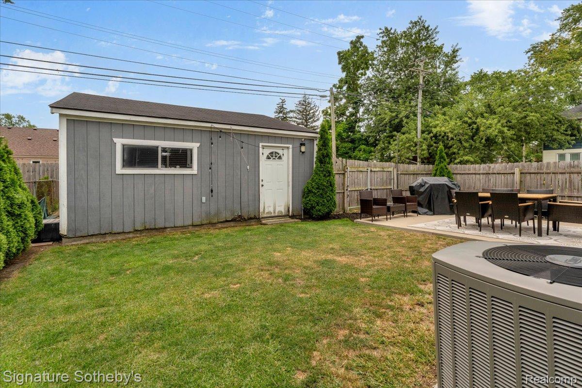 1099 Eaton Road Berkley, MI 48072 - Photo 22 of 28 22-1099 Eaton Rd_21.jpg