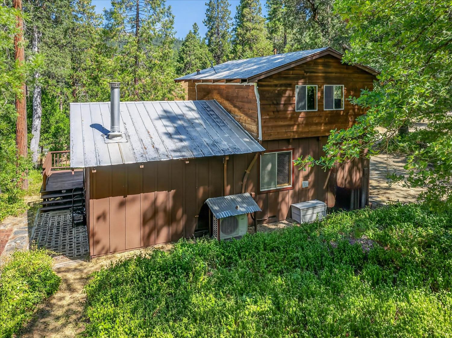 44800 Mountain Meadow Road Oakhurst, CA 93644 - Photo 31 of 41 a front view of a house with garden