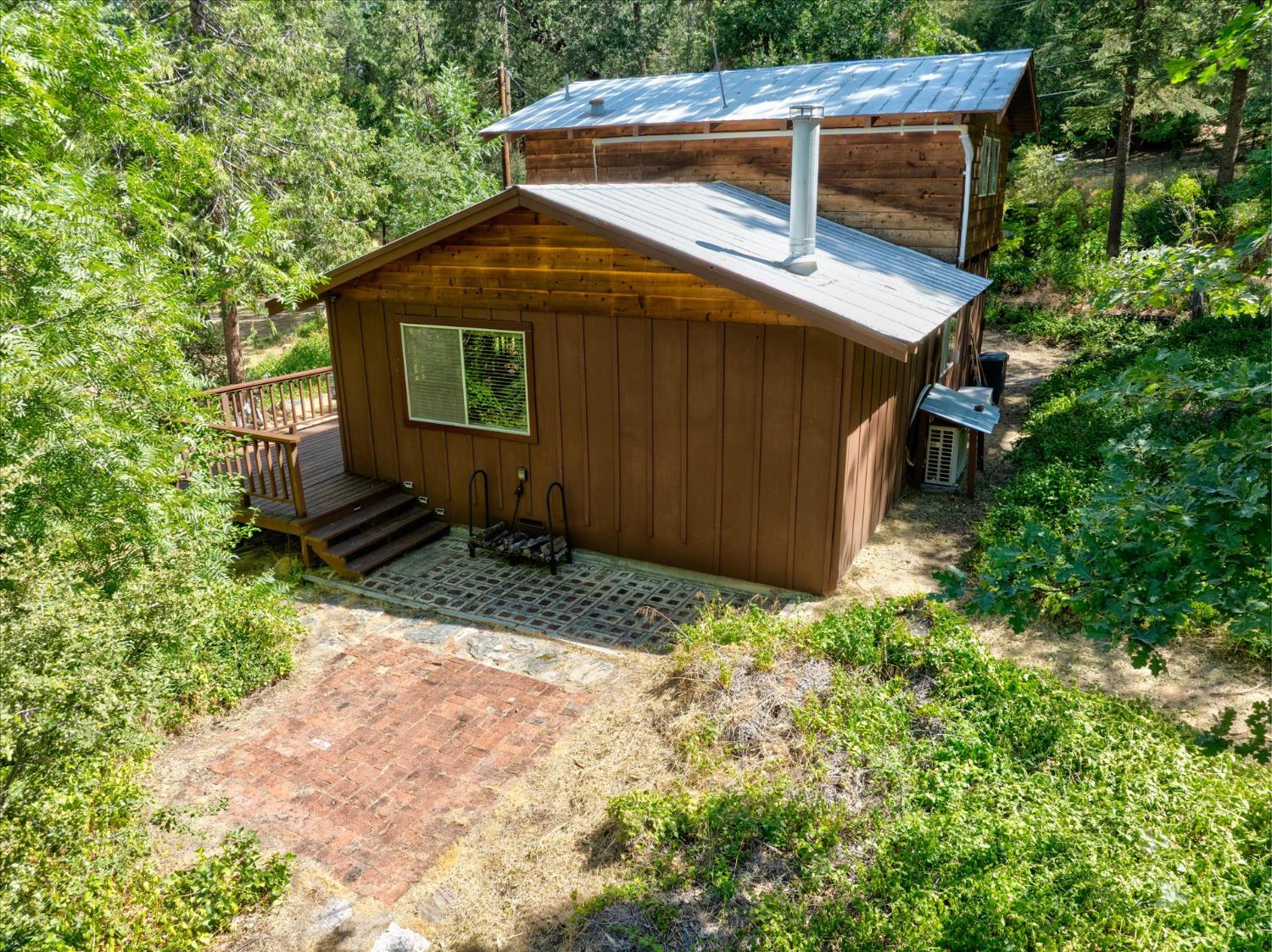 44800 Mountain Meadow Road Oakhurst, CA 93644 - Photo 35 of 41 a backyard of a house with a small yard