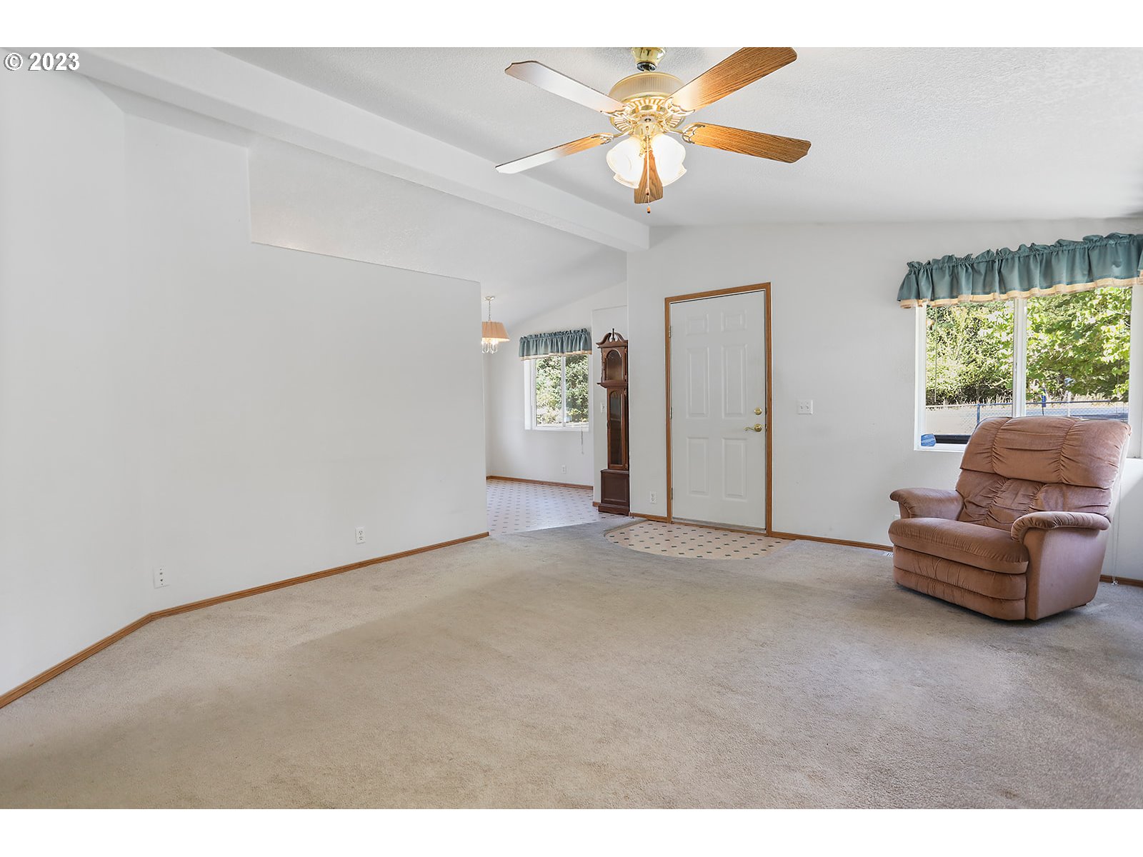 42 Snowden Road White Salmon, WA 98672 - Photo 2 of 15 Gallery Image 2