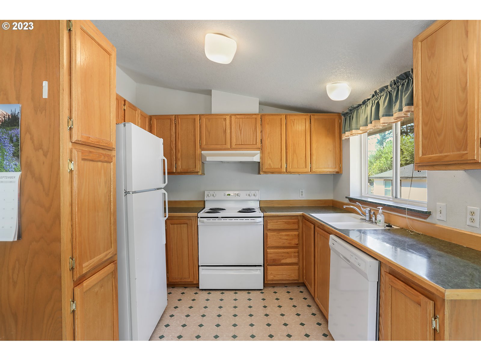 42 Snowden Road White Salmon, WA 98672 - Photo 3 of 15 Gallery Image 3