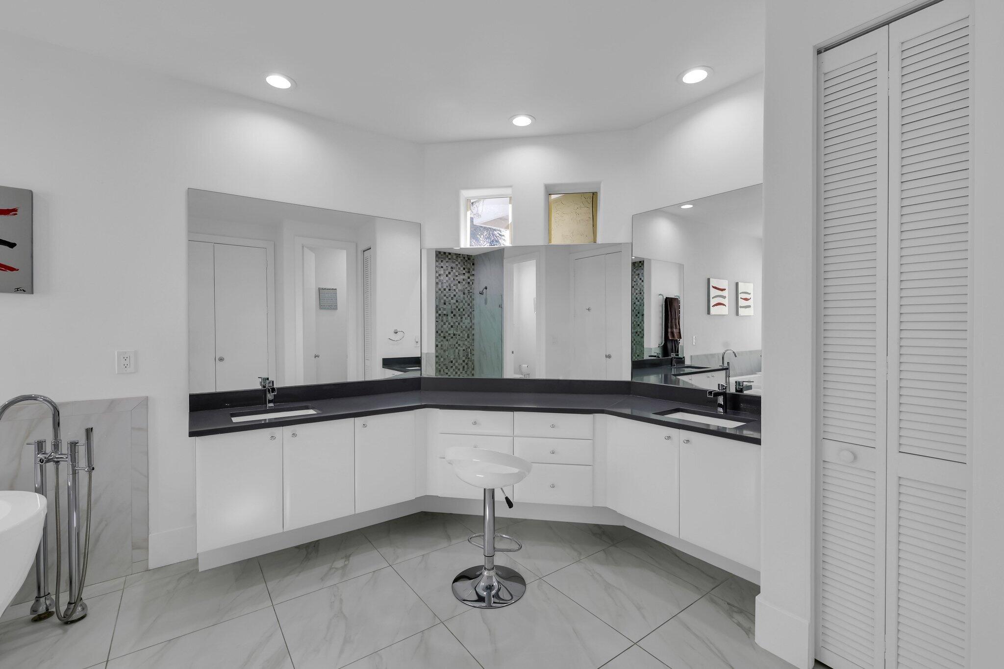 7434 Campo Florido Boca Raton, FL 33433 - Photo 25 of 44 Primary Bath