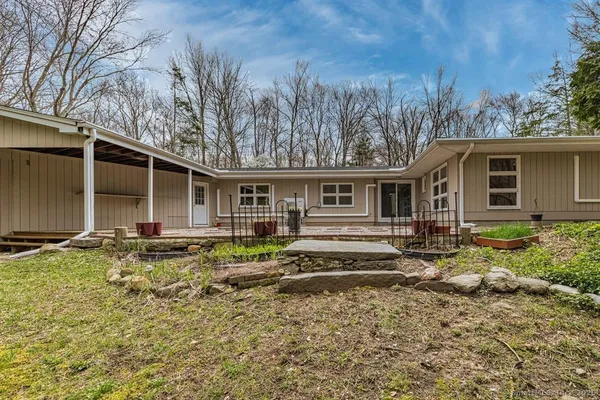 a view of a house with a yard
