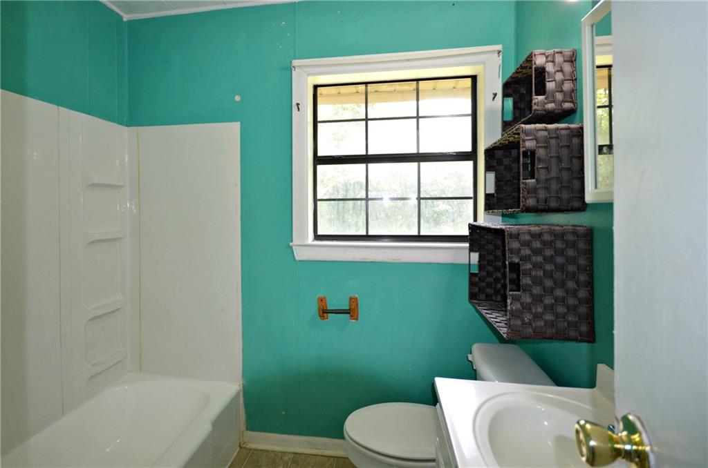 2016 East Cherry Street Sherman, TX 75090 - Photo 5 of 15 a bathroom with a toilet sink and tub