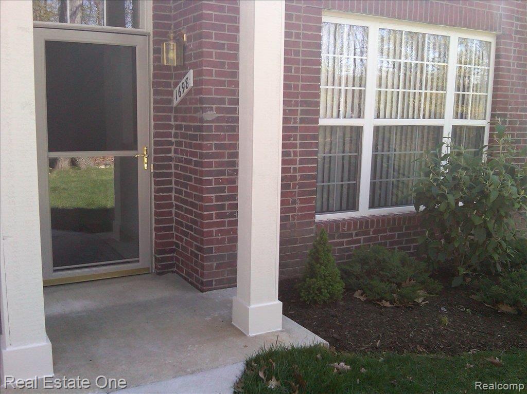 1698 Deepwood Circle Rochester, MI 48307 - Photo 4 of 18 Deepwood 1698 entry
