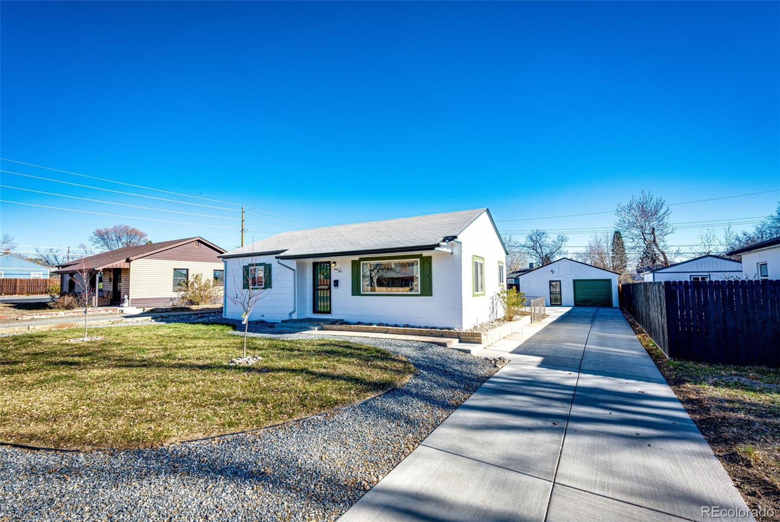 a view of a house with a yard