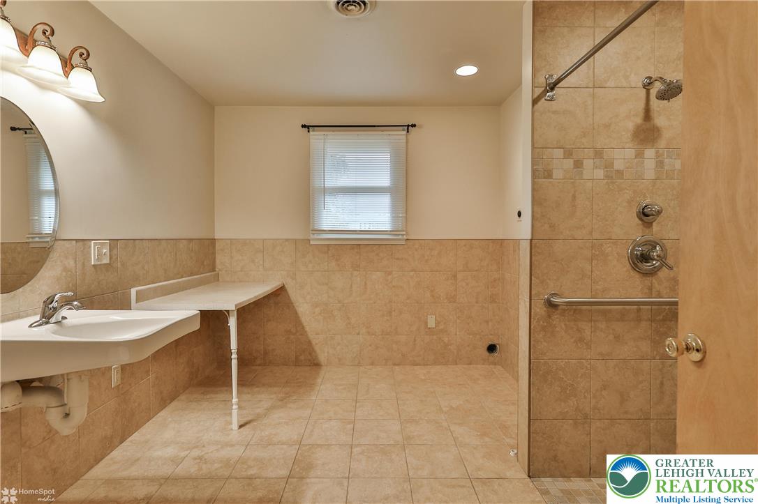 900 Mine Lane Road Easton, PA 18045 - Photo 25 of 51 1st full bathroom/ laundry room combo
