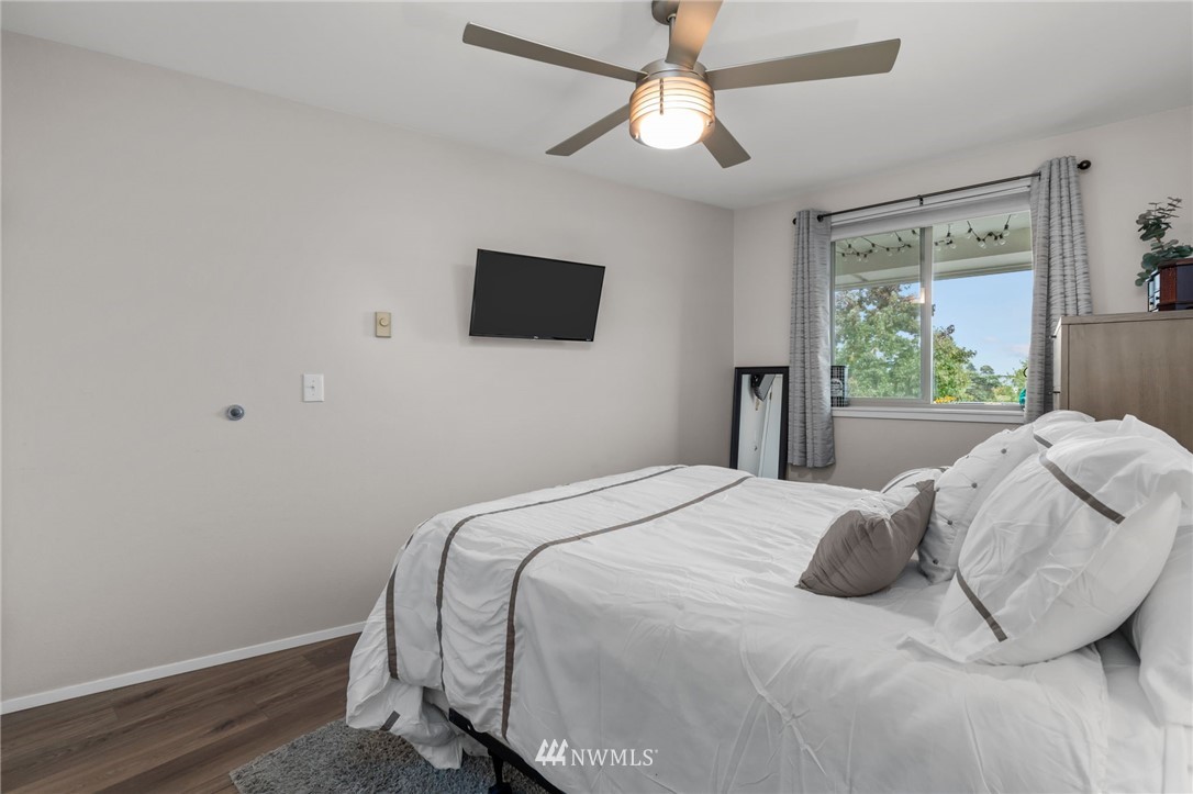 769 Hayes Street, Unit 609 Seattle, WA 98109 - Photo 18 of 26 a bedroom with a bed and a tv