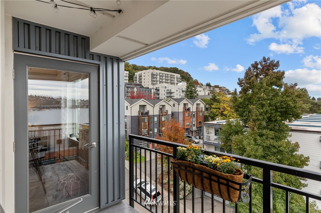 769 Hayes Street, Unit 609 Seattle, WA 98109 - Photo 24 of 26 a view of a balcony