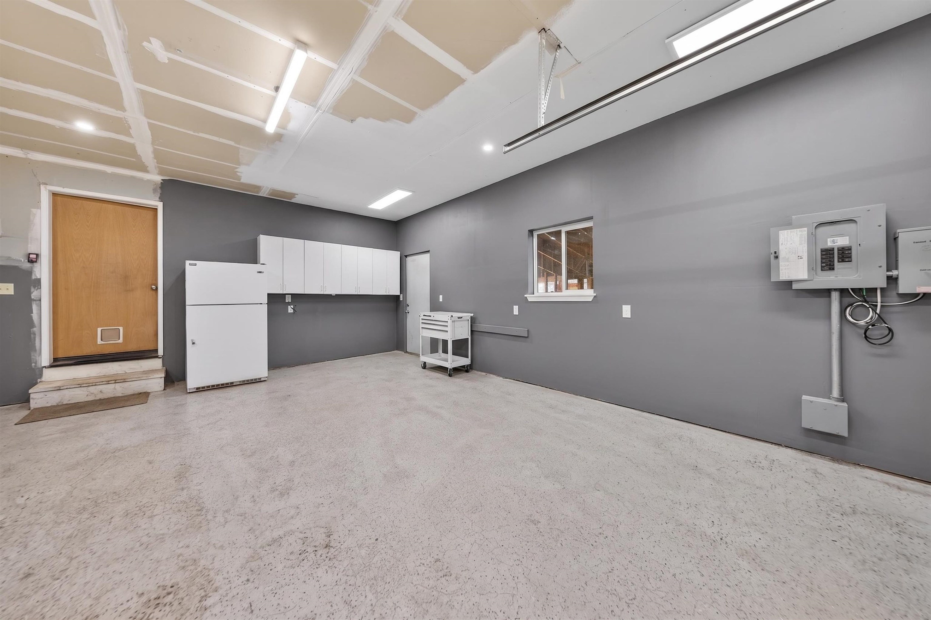 463-000 Moonlight Ranch Rd Westwood Road Susanville, CA 96130 - Photo 37 of 46 a view of a big room with closet and windows