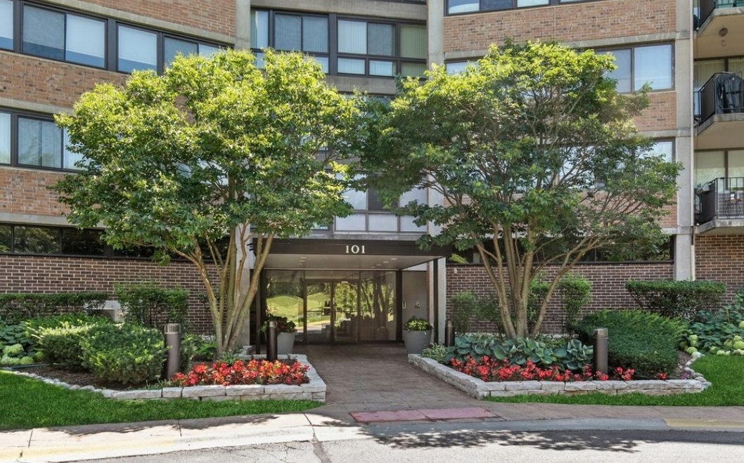 101 Bar Harbour Road, Unit 6M Schaumburg, IL 60193 - Photo 1 of 29 front view of a building