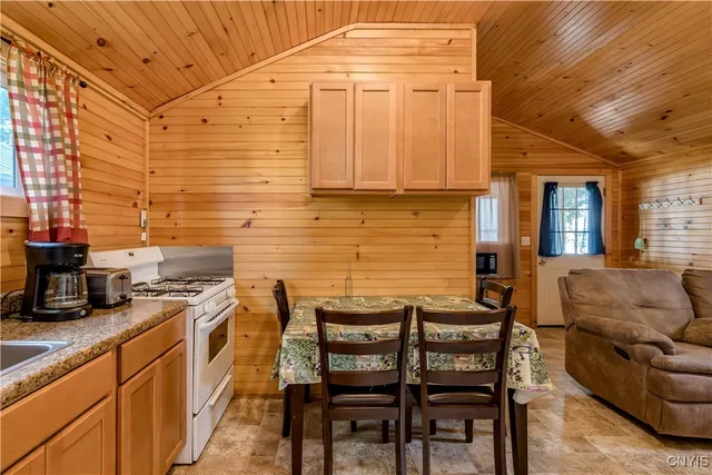 $699,000 | Undisclosed Address, Hammond, NY 13646