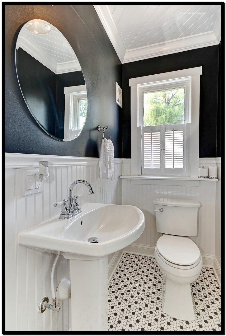 96 North Delaplaine Road Riverside, IL 60546 - Photo 14 of 25 a bathroom with a toilet a sink and mirror
