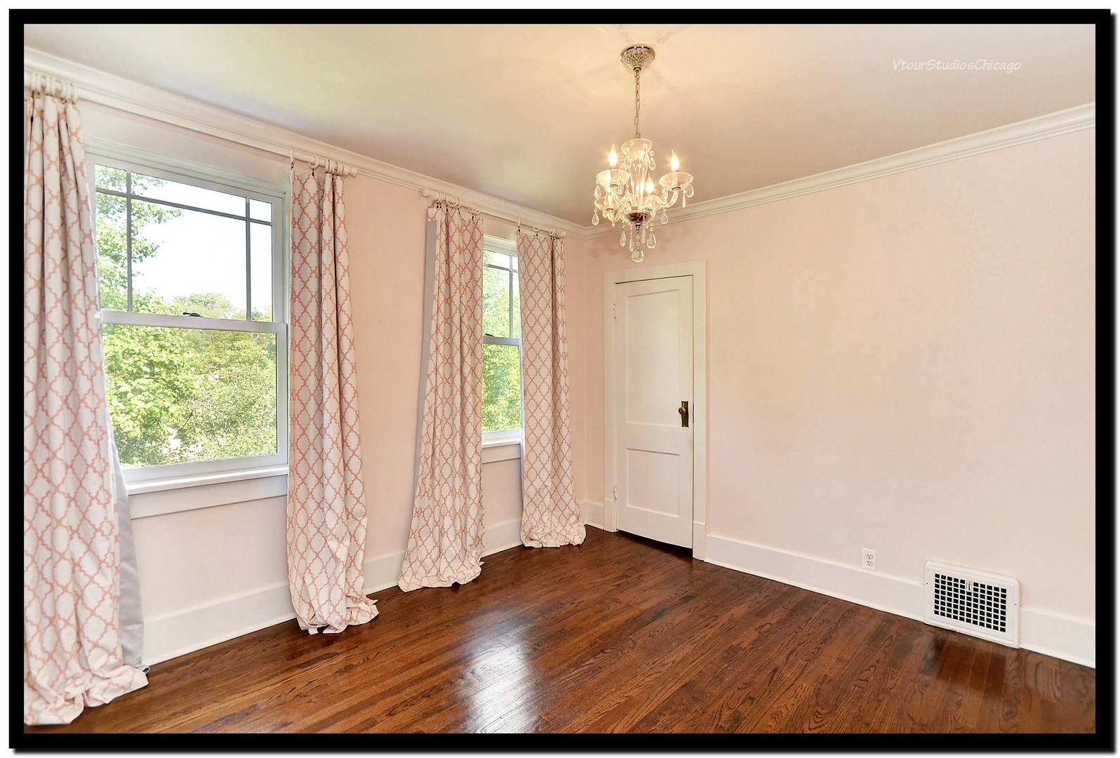 96 North Delaplaine Road Riverside, IL 60546 - Photo 19 of 25 a view of a livingroom with wooden floor