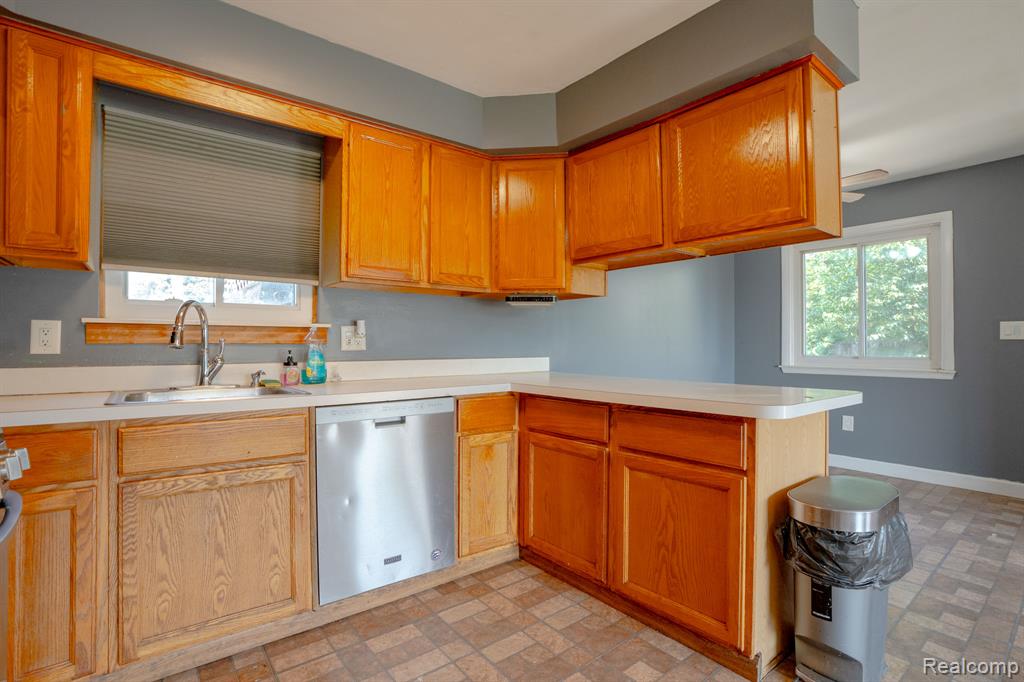 35407 Kelly Road Clinton Township, MI 48035 - Photo 13 of 38