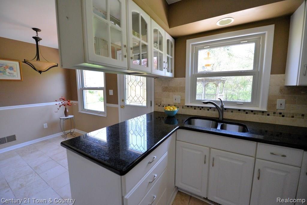 27944 Brandywine Road Farmington, MI 48334 - Photo 8 of 49 Kitchen 16 best.jpg