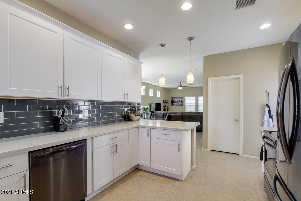 1865 East Del Rio Street Gilbert, AZ 85295 - Photo 8 of 39 All Modern Features You Could Ask For!