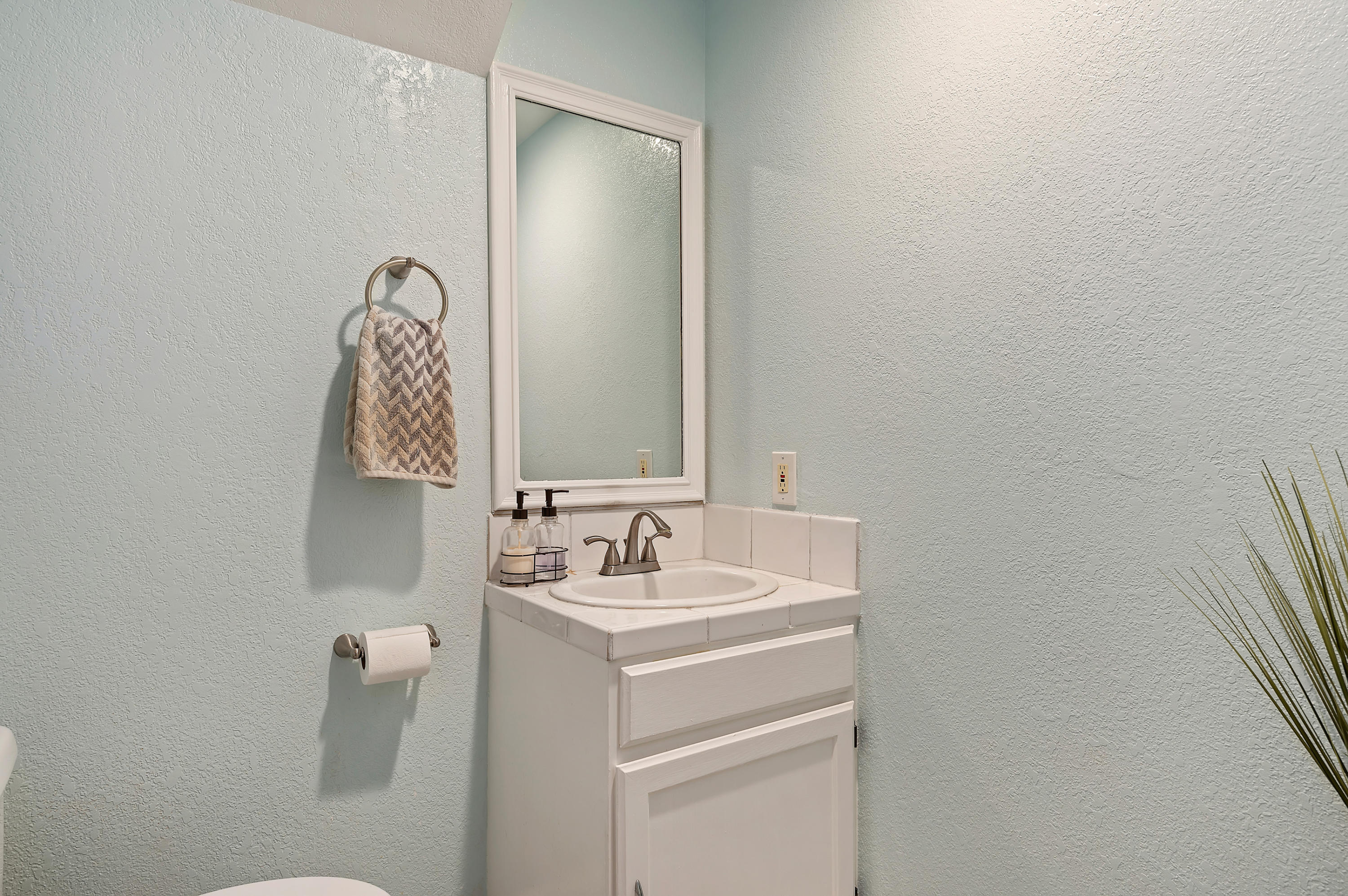 2128 Modoc Road, Unit F Santa Barbara, CA 93101 - Photo 14 of 19 15 - Powder Room