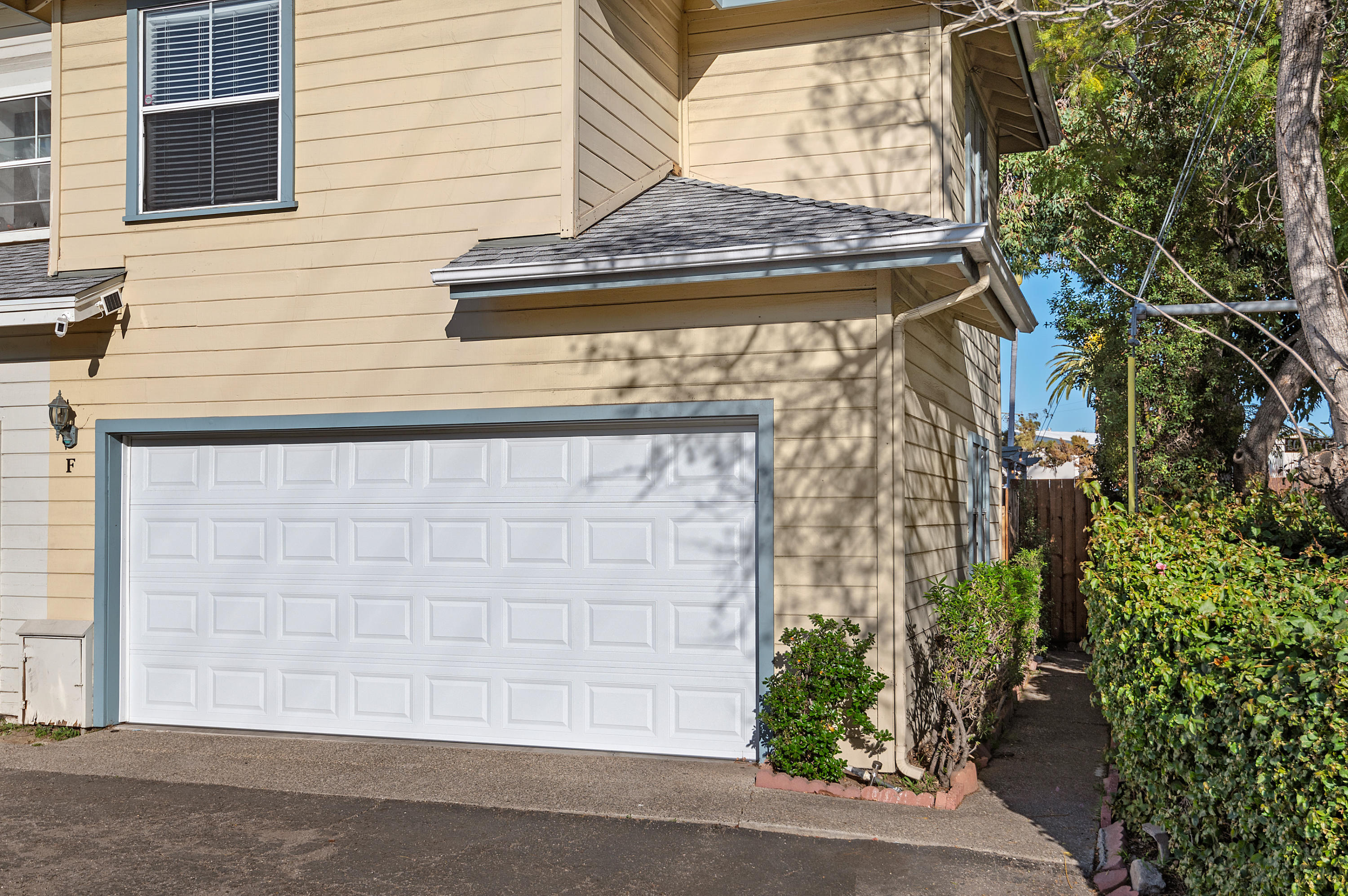 2128 Modoc Road, Unit F Santa Barbara, CA 93101 - Photo 17 of 19 18 - Garage