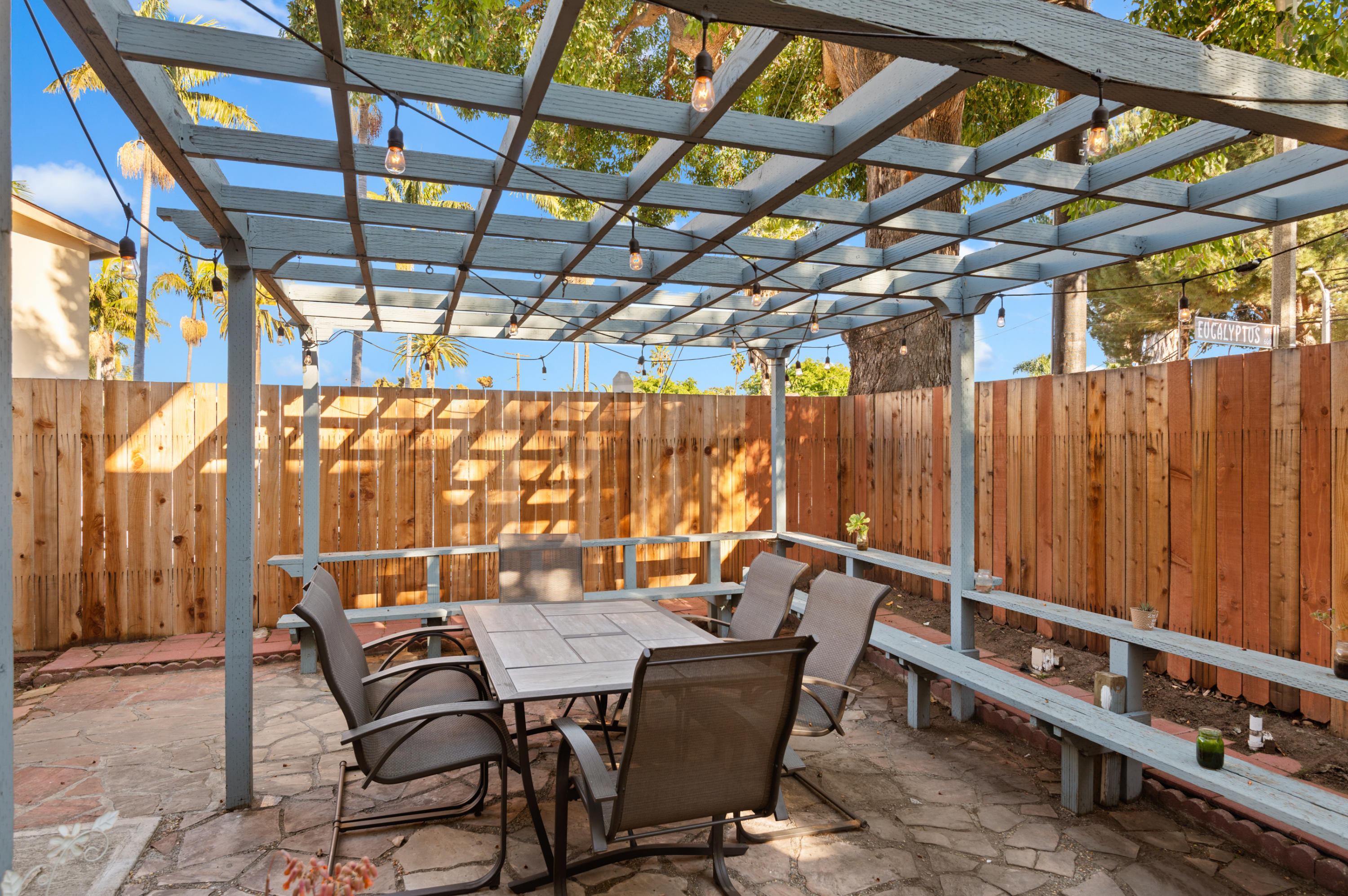 2128 Modoc Road, Unit F Santa Barbara, CA 93101 - Photo 2 of 19 03 - Front Patio