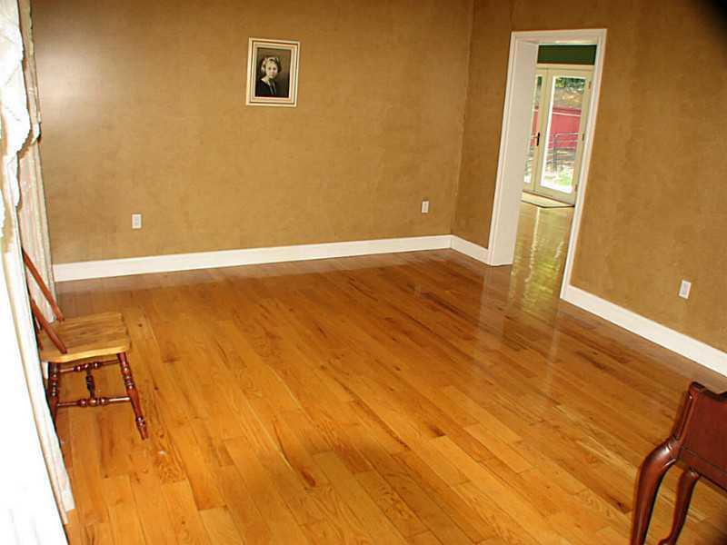 64 Ogunquit Road Cape Neddick, ME 03902 - Photo 11 of 35 Living Room.