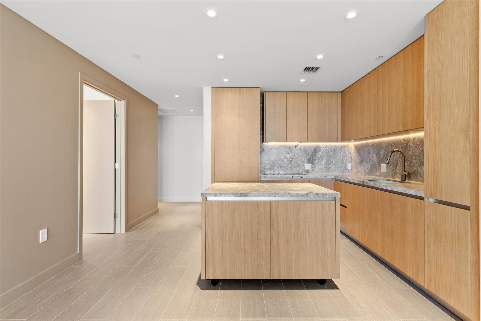 500 Alton Road, Unit 1006 Miami Beach, FL 33139 - Photo 4 of 42 Photo 4