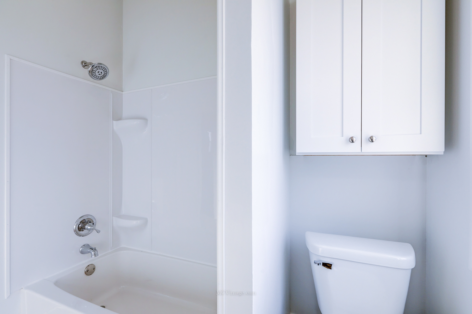 224 Lemont Street, Unit 5 Lemont, IL 60439 - Photo 16 of 21 a bathroom with a toilet and bathtub