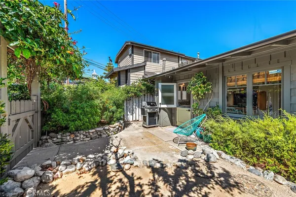 a view of a house with backyard and sitting area