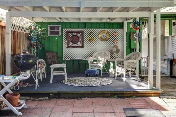 a view of a entryway with seating area