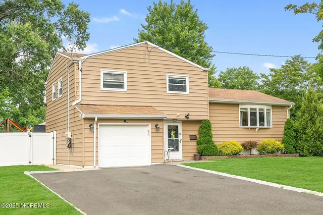 $679,000 | 9 Brentwood Terrace, Middletown, NJ 07748