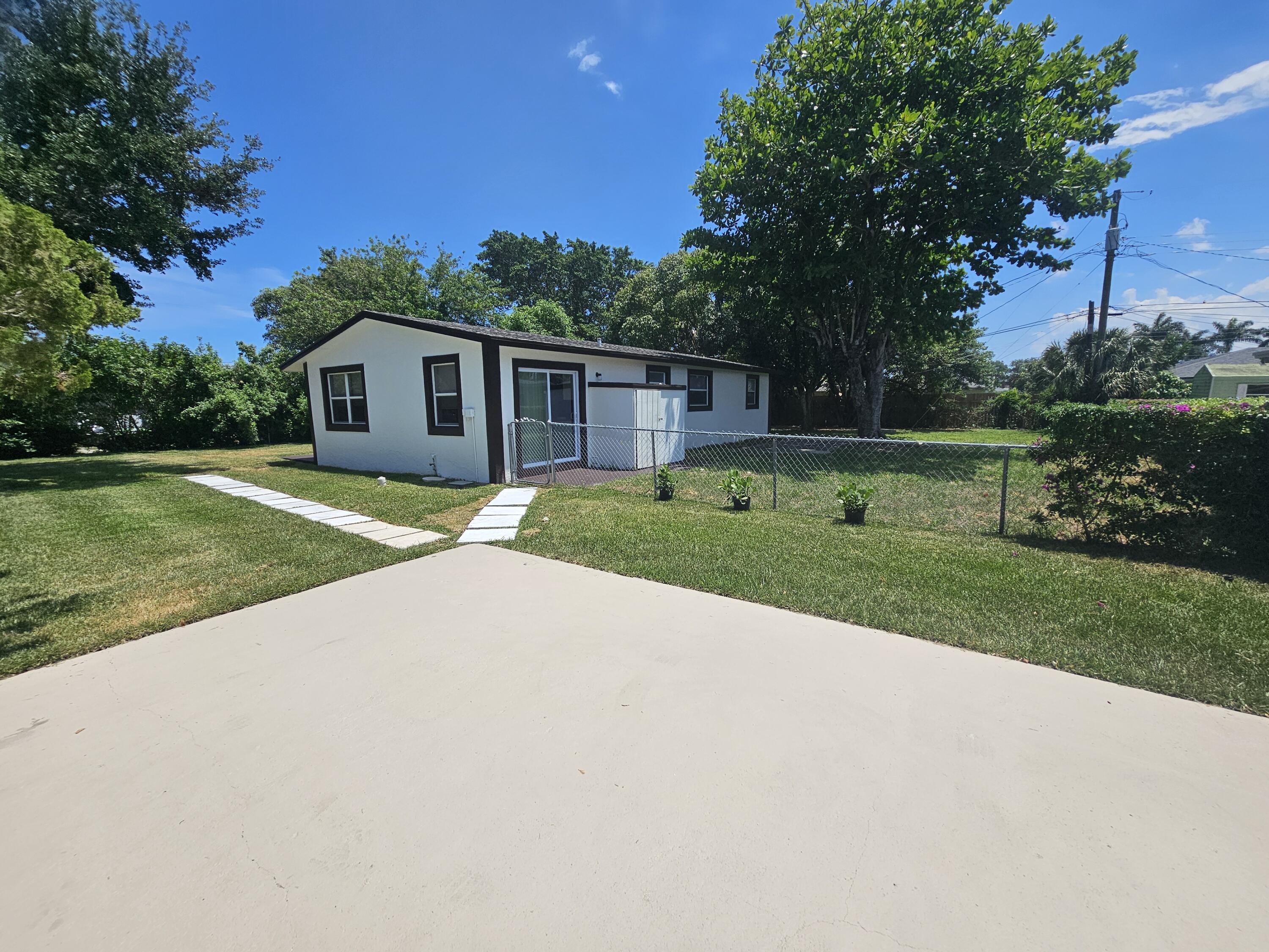 1605 West 10th Street Riviera Beach, FL 33404 - Photo 11 of 52 20260509_140207