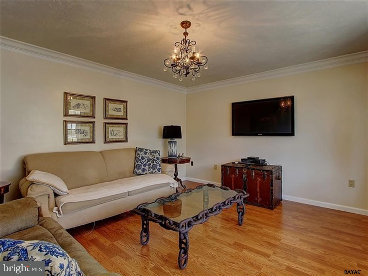 130 Lexington Road York, PA 17402 - Photo 5 of 36