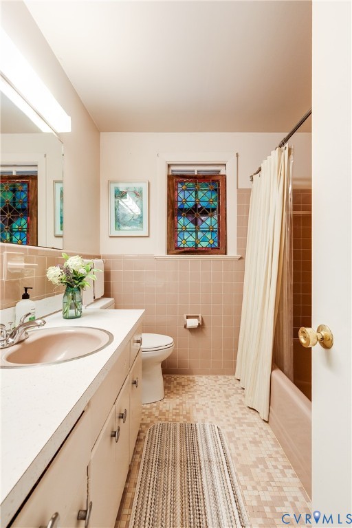 10475 Cherokee Road Richmond, VA 23235 - Photo 36 of 74 Bathroom featuring a stained-glass window, full ba