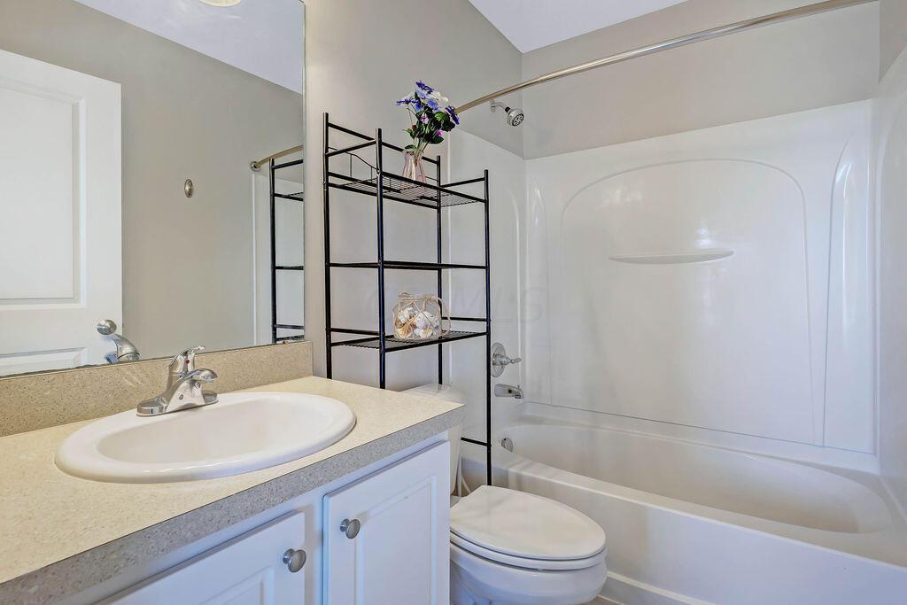 6238 Needletail Road Columbus, OH 43230 - Photo 15 of 24 Full Bathroom