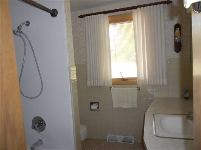 6930 Sheridan Road Saginaw, MI 48601 - Photo 8 of 9 20099270-7.JPG