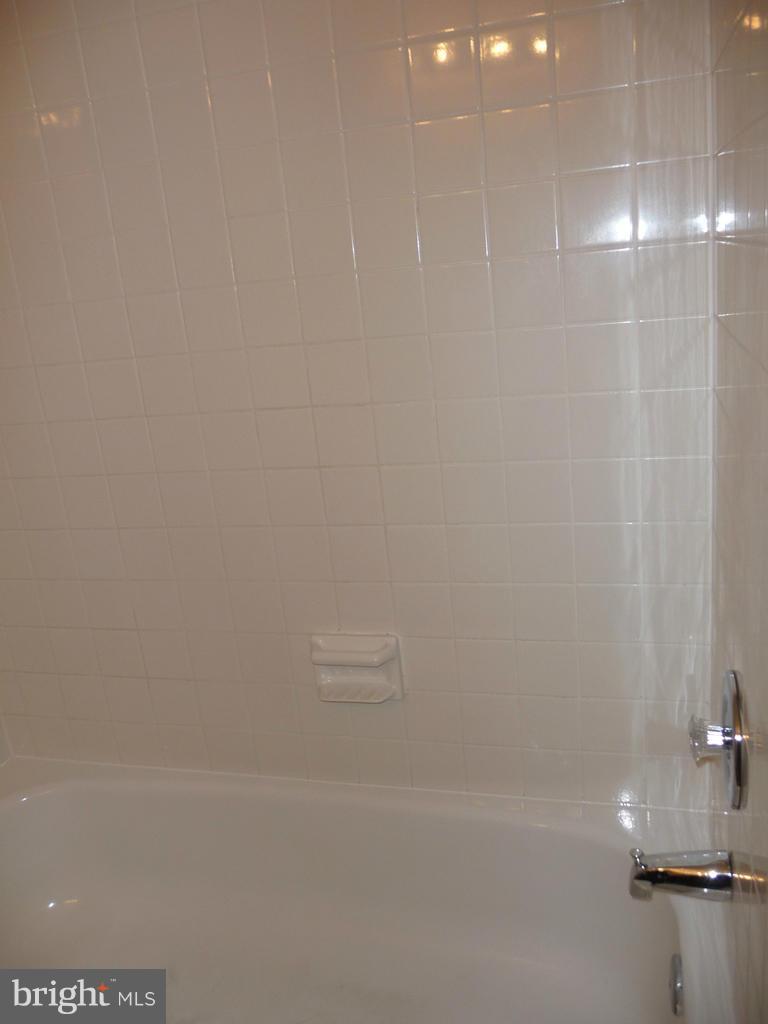 2339 Hunters Square Court Reston, VA 20191 - Photo 17 of 25 Bath