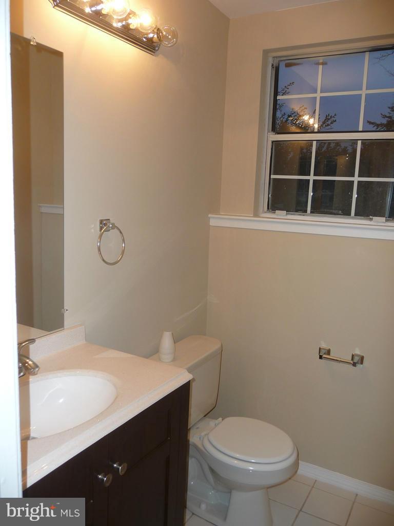 2339 Hunters Square Court Reston, VA 20191 - Photo 4 of 25 Bath