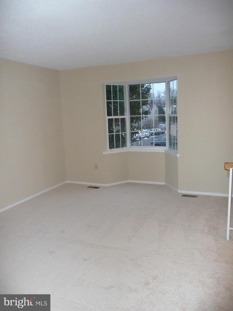 2339 Hunters Square Court Reston, VA 20191 - Photo 5 of 25 Living Room