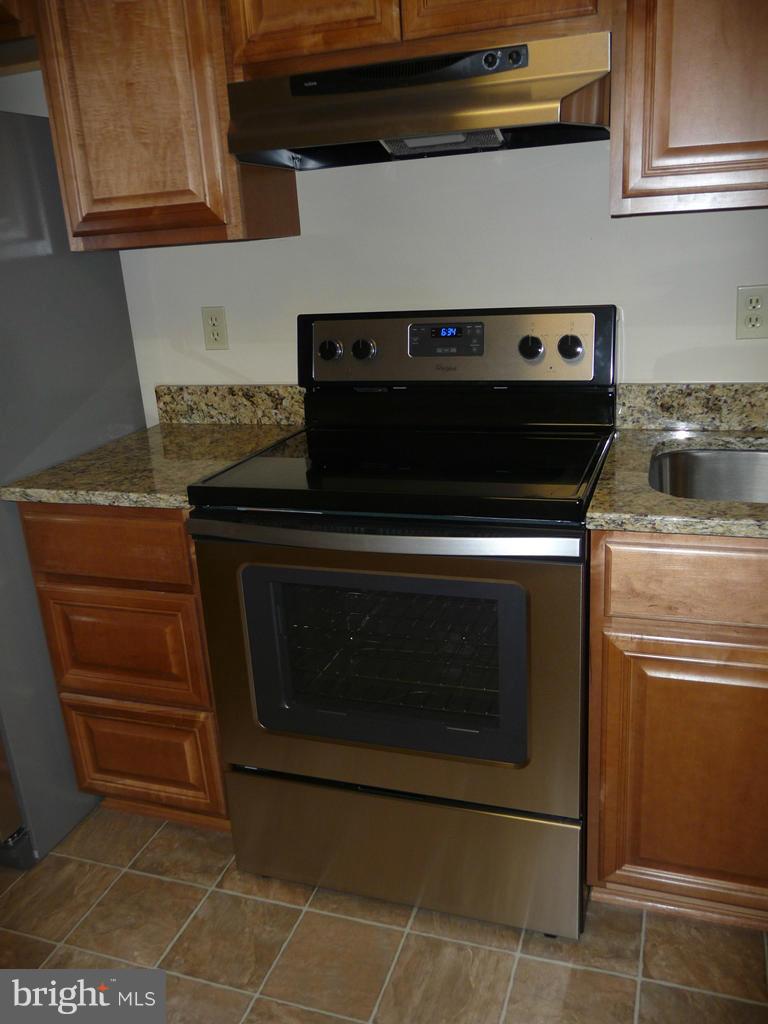 2339 Hunters Square Court Reston, VA 20191 - Photo 10 of 25 Kitchen