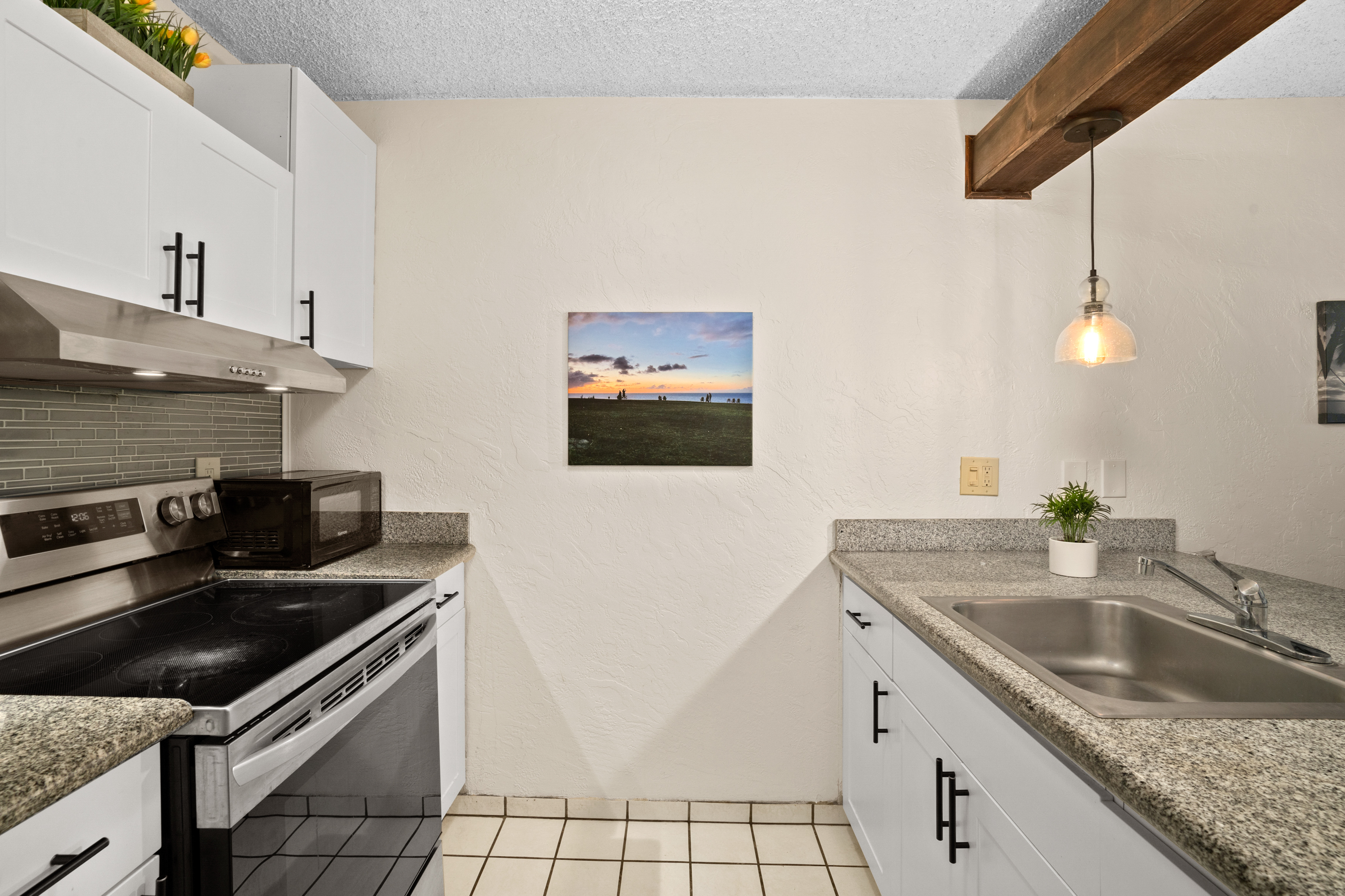 525 Aleka Loop, Unit A3 Kapaa, HI 96746 - Photo 4 of 18 a kitchen that has a sink and a stove