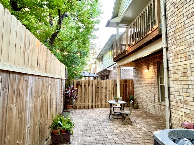 7618 North Linpar Court Houston, TX 77040 - Photo 30 of 34 Another view of the Courtyard and the Balcony.