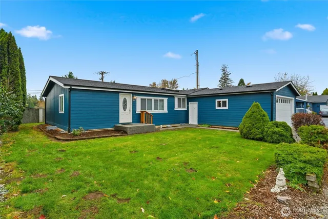 a view of a house with a backyard