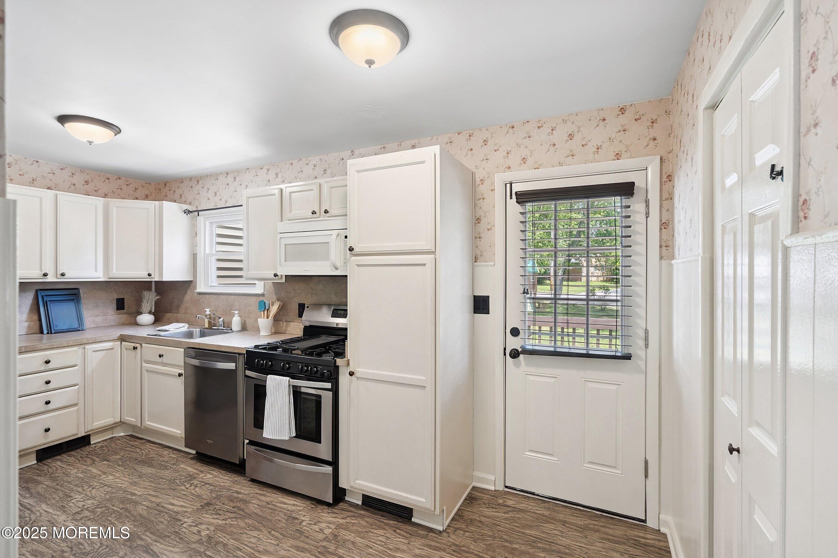 6 Redwood Road Howell, NJ 07731 - Photo 14 of 37 1000016917