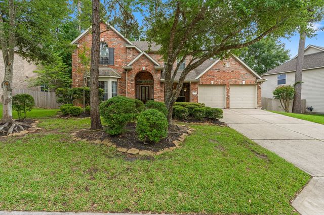 a view of a front of house with a yard