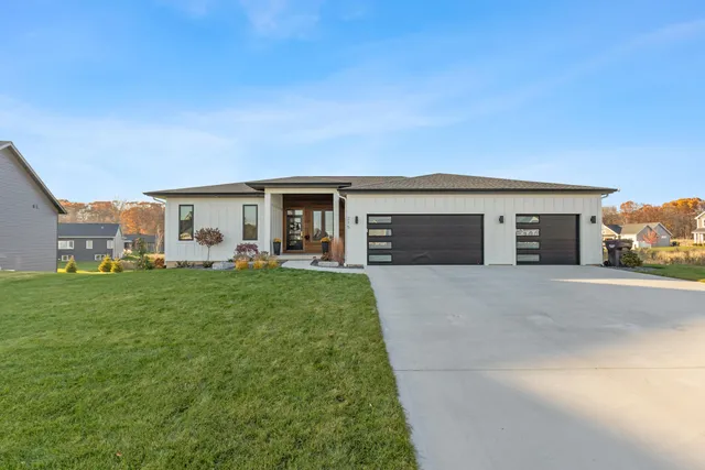 $699,500 | 215 Gehl Avenue Southwest, Walker, MI 49534