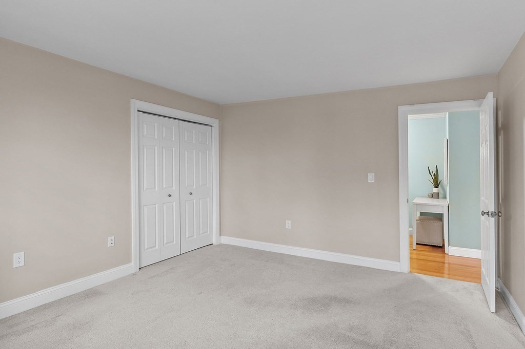 25 Holly Lane, Unit 2A Brookline, MA 02467 - Photo 14 of 34 a view of an empty room and a gallery